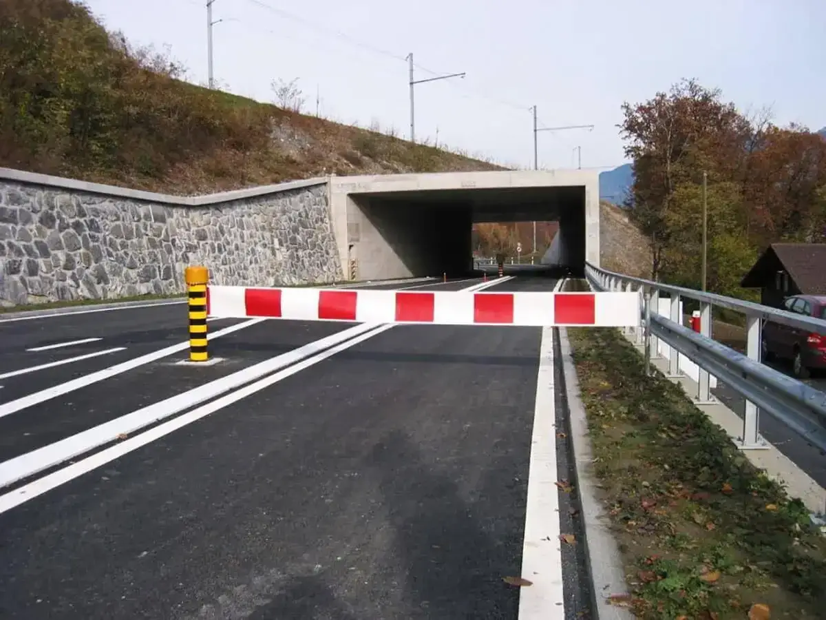 Barrière Donbar installée sur une route dans la vallée d’Illiez