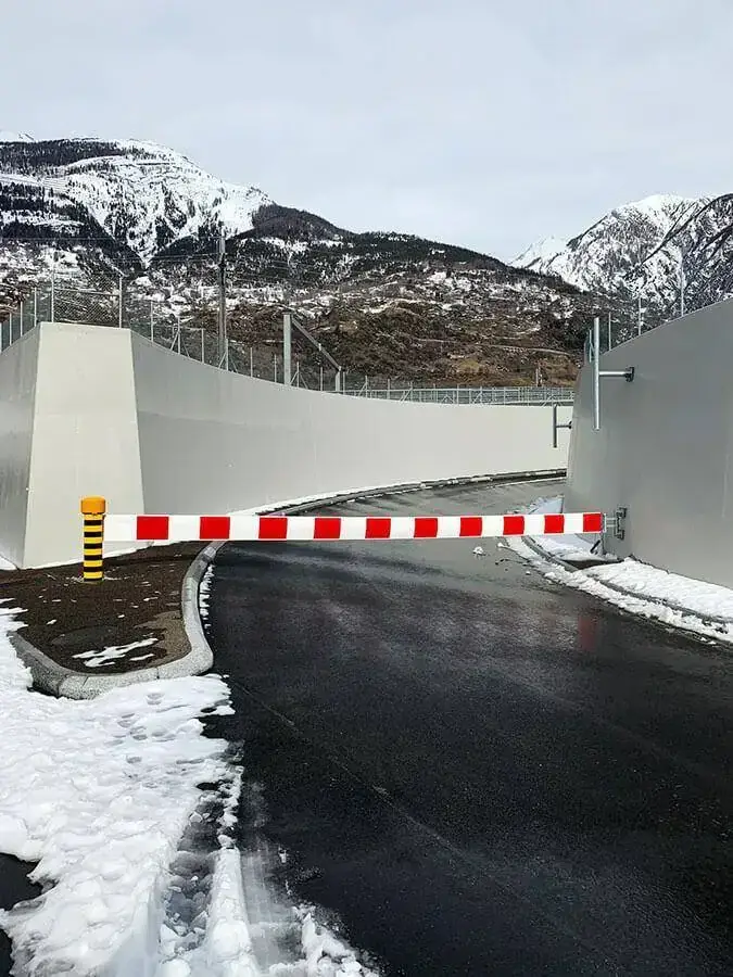 Barrière Donbar déployée pour sécuriser un accès routier en montagne