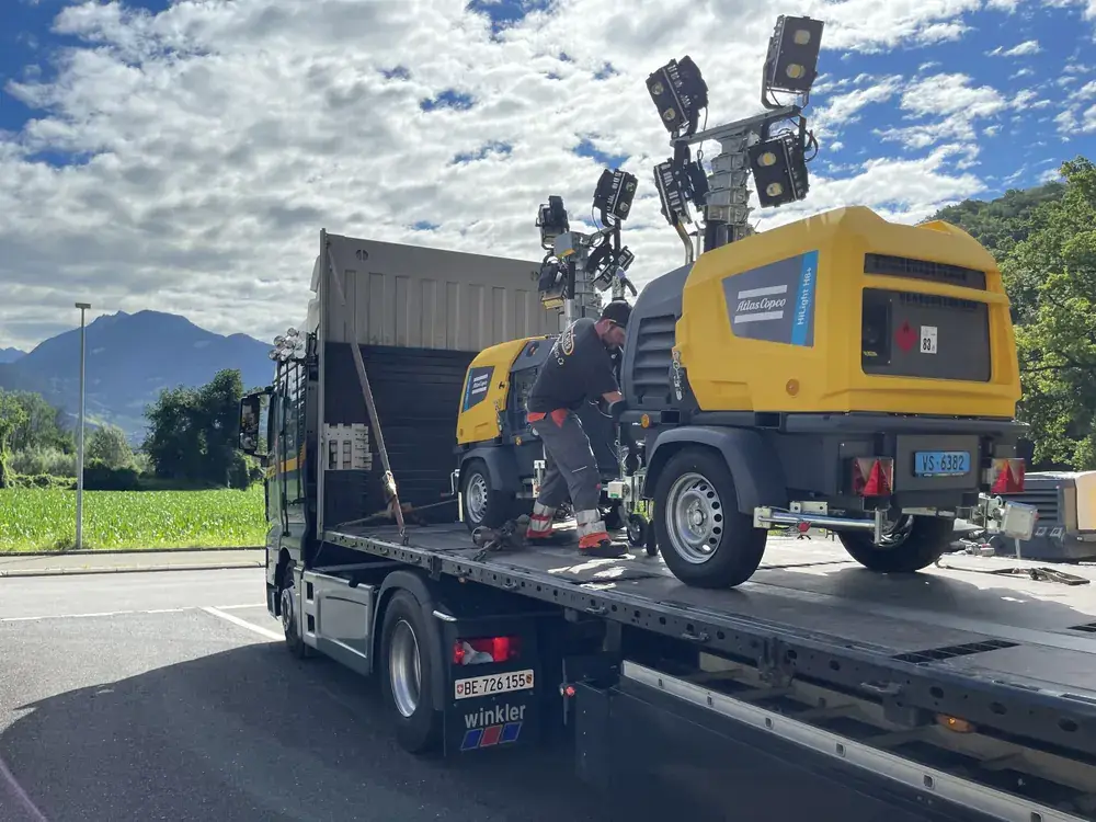 Mât d’éclairage EMGA préparé pour un chantier — matériel aussi disponible à la location